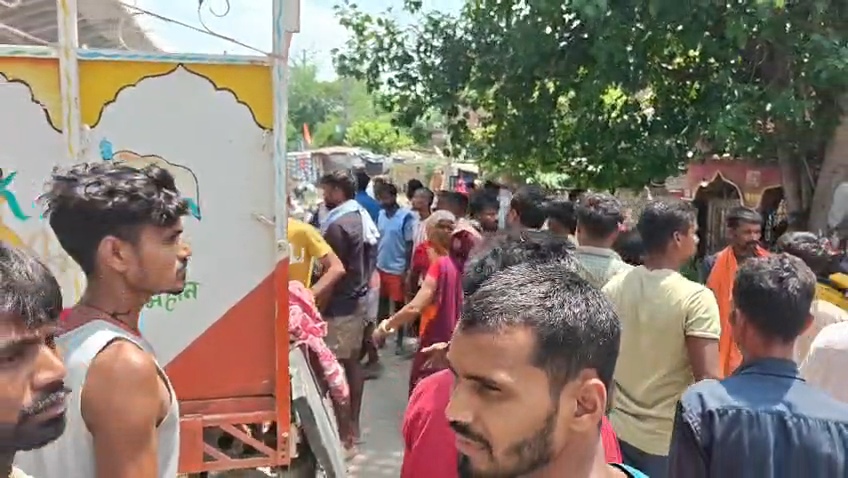 इलाज में लापरवाही का आरोप: प्रसव के दौरान महिला की मौत पर बेगूसराय में भारी बवाल, क्लीनिक में तोड़फोड़ कर NH-31 किया जाम। 2