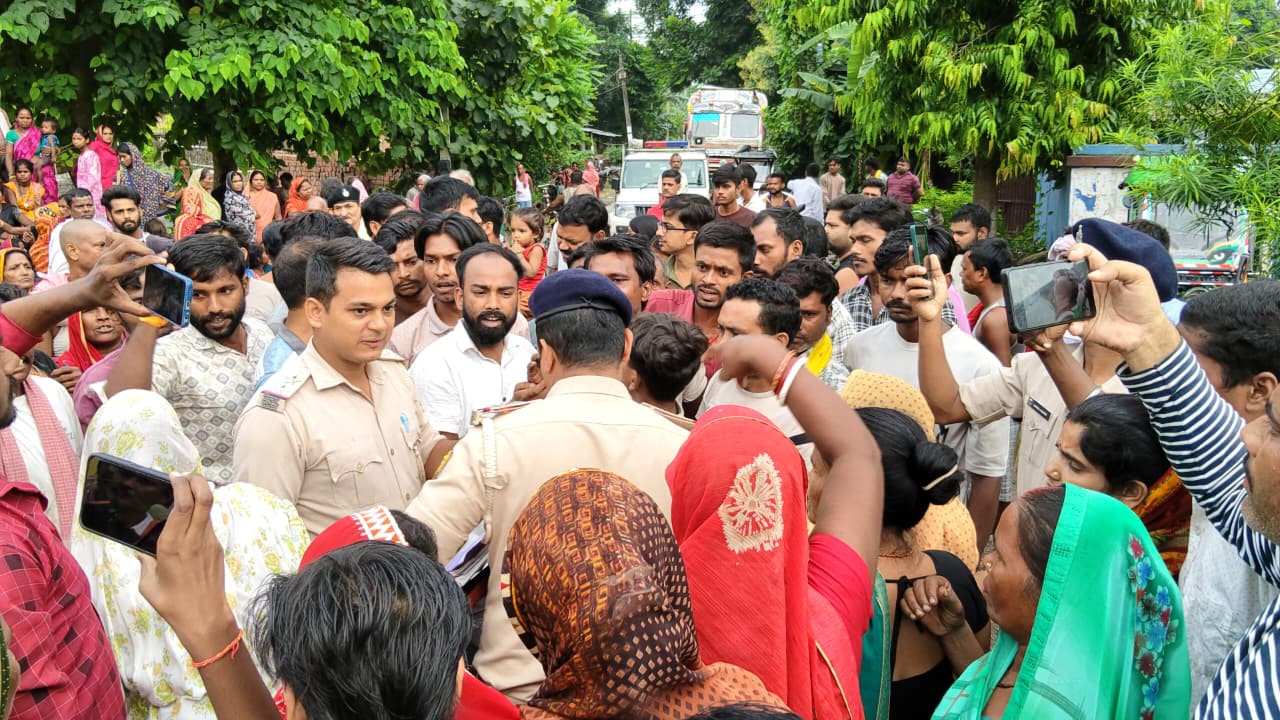 भगवानपुर में प्रसव के बाद 25 वर्षीय महिला की मौत पर बवाल, पीपरा-मंसूरचक मुख्य मार्ग 4 घंटे तक रहा जाम 3