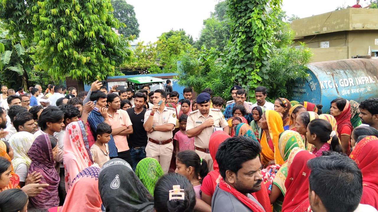 भगवानपुर में प्रसव के बाद 25 वर्षीय महिला की मौत पर बवाल, पीपरा-मंसूरचक मुख्य मार्ग 4 घंटे तक रहा जाम 2