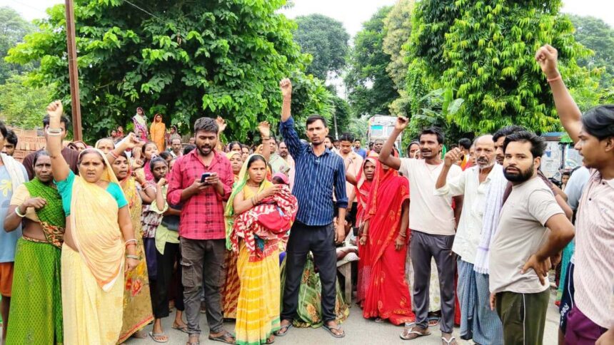 भगवानपुर में प्रसव के बाद 25 वर्षीय महिला की मौत पर बवाल, पीपरा-मंसूरचक मुख्य मार्ग 4 घंटे तक रहा जाम 1