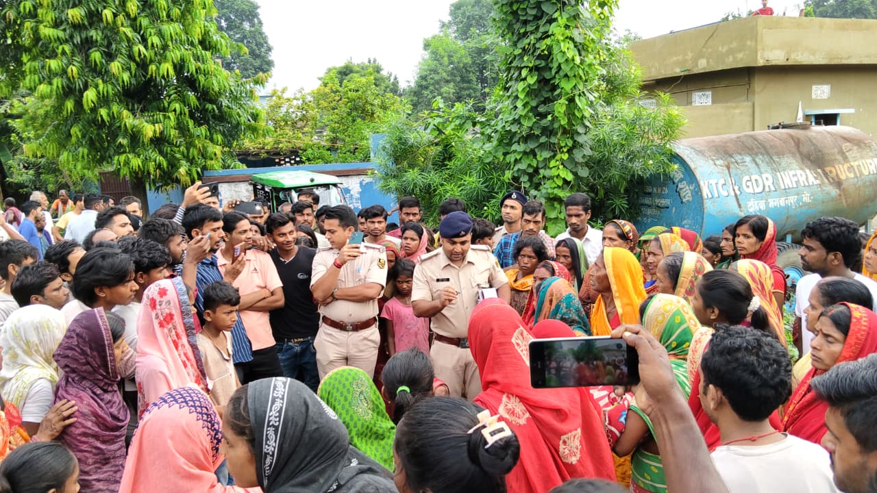 भगवानपुर में प्रसव के बाद 25 वर्षीय महिला की मौत पर बवाल, पीपरा-मंसूरचक मुख्य मार्ग 4 घंटे तक रहा जाम 4
