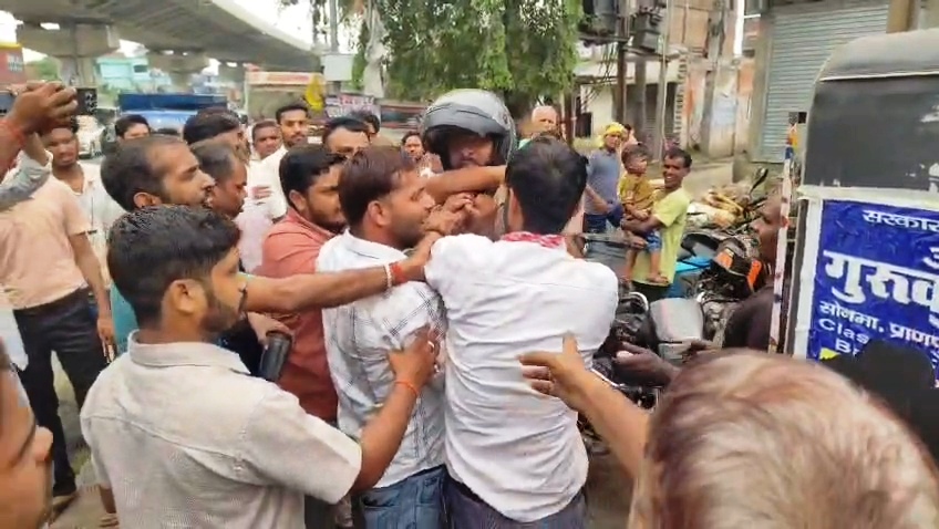 बेगूसराय: NH-31 पर सुभाष चौक के पास कार और बाइक की टक्कर, सड़क पर ही भिड़े दोनों पक्ष, जमकर हुई मारपीट 2