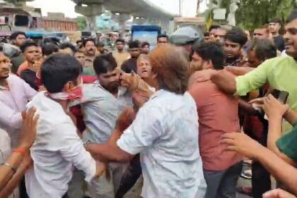 बेगूसराय: NH-31 पर सुभाष चौक के पास कार और बाइक की टक्कर, सड़क पर ही भिड़े दोनों पक्ष, जमकर हुई मारपीट 55