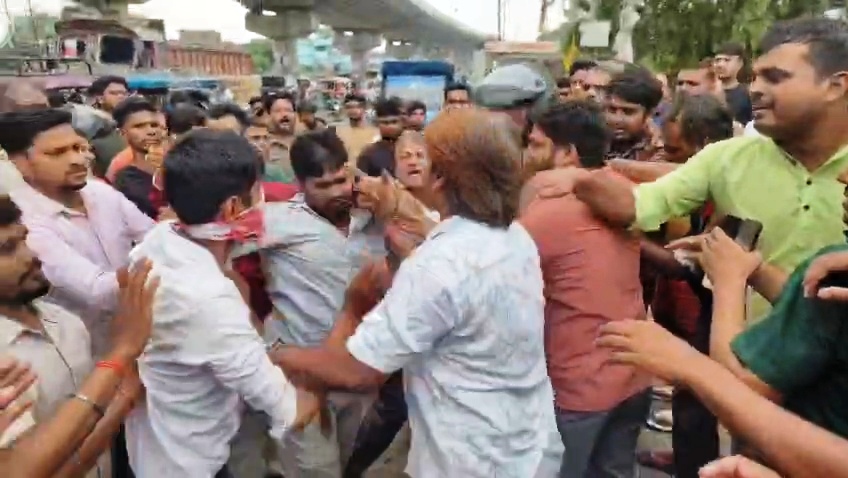 बेगूसराय: NH-31 पर सुभाष चौक के पास कार और बाइक की टक्कर, सड़क पर ही भिड़े दोनों पक्ष, जमकर हुई मारपीट 8