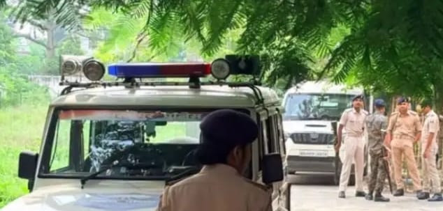 समस्तीपुर में बड़ी कार्रवाई: रोसड़ा डीसीएलआर कंचन कुमारी झा के सरकारी आवास पर निगरानी विभाग का छापा 2