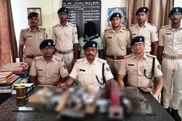 नालंदा में मिनी गन फैक्ट्री का खुलासा,करायपरसुराय के अगार गांव में पुलिस की छापेमारी, अर्धनिर्मित हथियार समेत औजार बरामद।घर में चल रहा था अवैध हथियार बनाने का कारोबार, पुलिस की भनक लगते ही आरोपी फरार 3