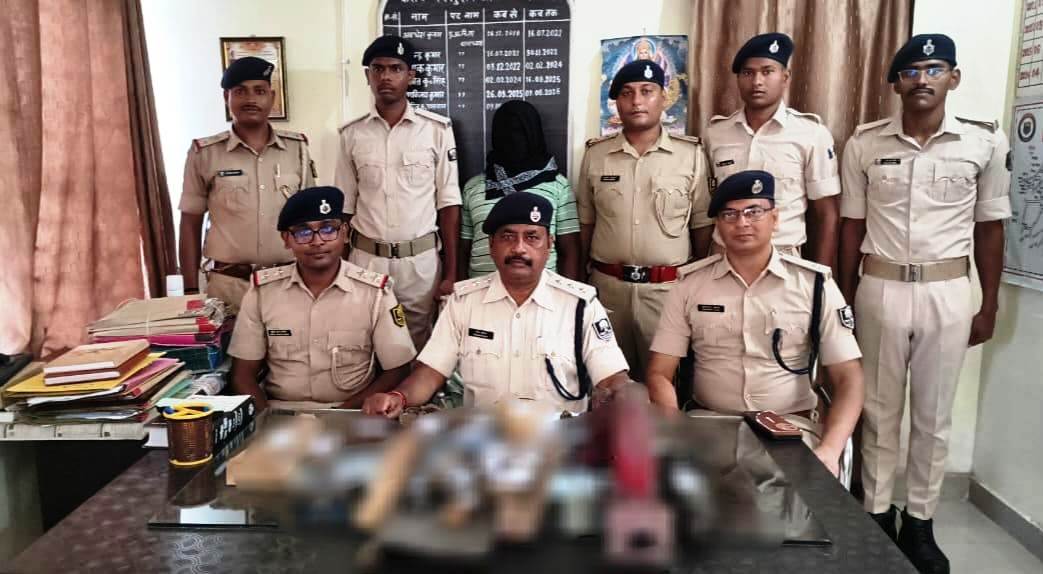 नालंदा में मिनी गन फैक्ट्री का खुलासा,करायपरसुराय के अगार गांव में पुलिस की छापेमारी, अर्धनिर्मित हथियार समेत औजार बरामद।घर में चल रहा था अवैध हथियार बनाने का कारोबार, पुलिस की भनक लगते ही आरोपी फरार 2