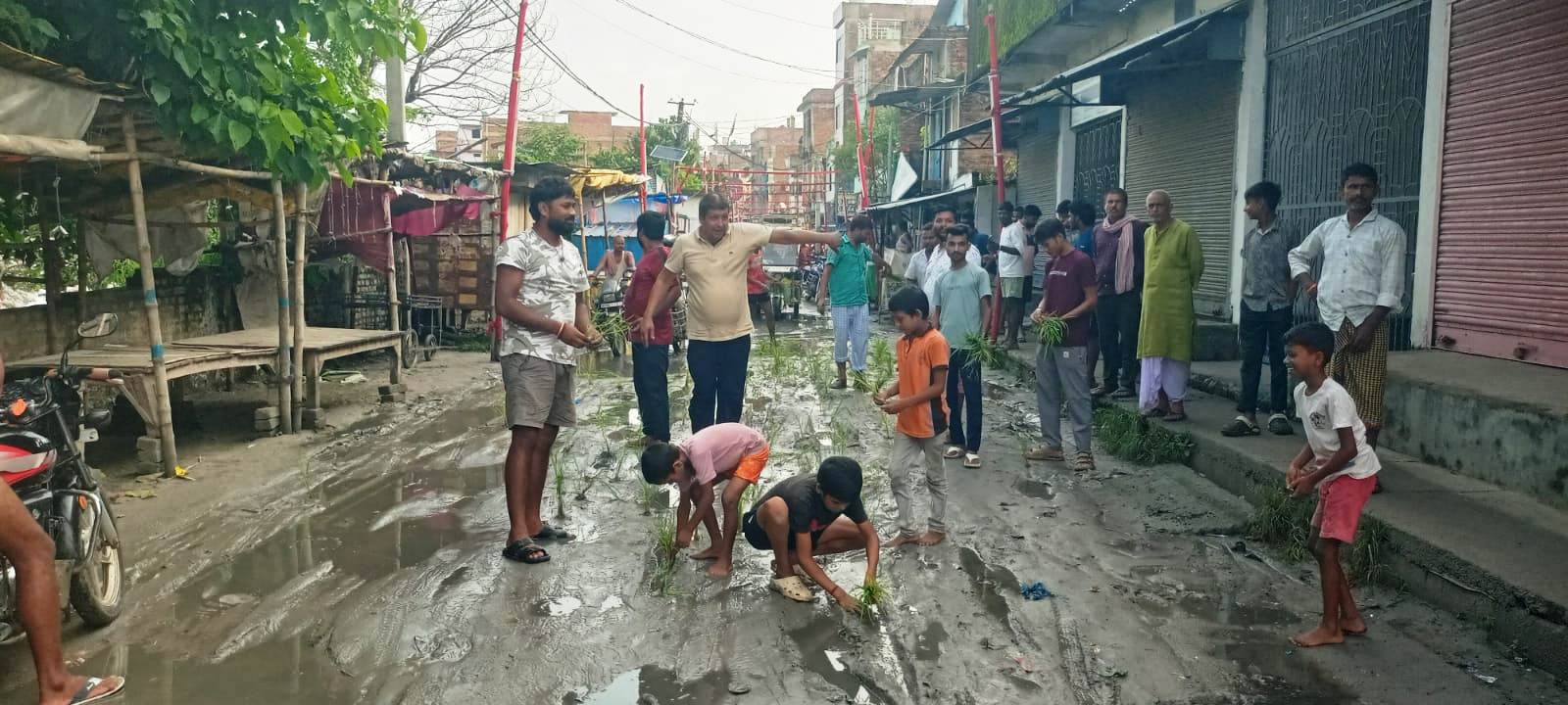 वीरपुर में जर्जर सड़क और जलजमाव के खिलाफ फूटा आक्रोश: सड़क पर धान रोपनी कर 5 घंटे तक किया चक्का जाम 3