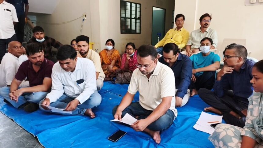 नालंदा: सदर अस्पताल में हुई तोड़फोड़ और डॉ. से अभद्र व्यवहार के विरोध में डॉ. और स्वास्थ्य कर्मी अनिश्चितकालीन हड़ताल पर बैठे, इमरजेंसी सेवा पुनः हुई बहाल 1