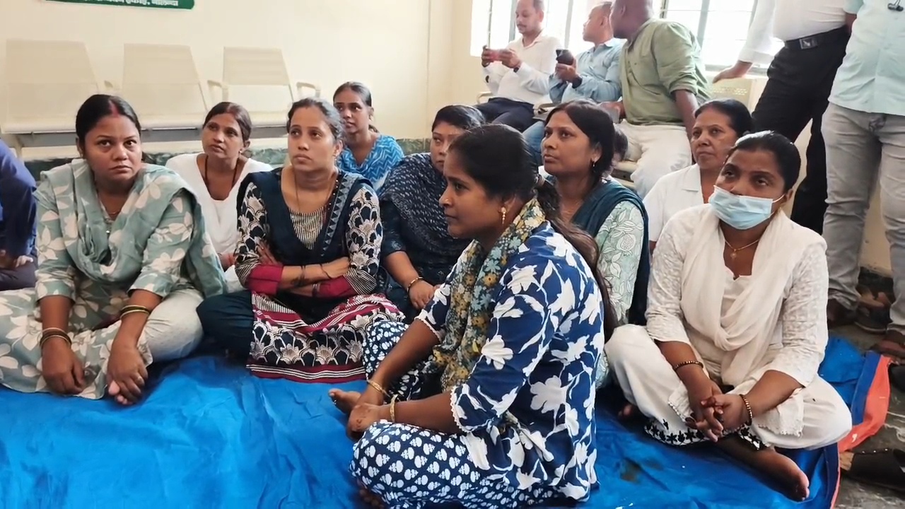 नालंदा: सदर अस्पताल में हुई तोड़फोड़ और डॉ. से अभद्र व्यवहार के विरोध में डॉ. और स्वास्थ्य कर्मी अनिश्चितकालीन हड़ताल पर बैठे, इमरजेंसी सेवा पुनः हुई बहाल 2