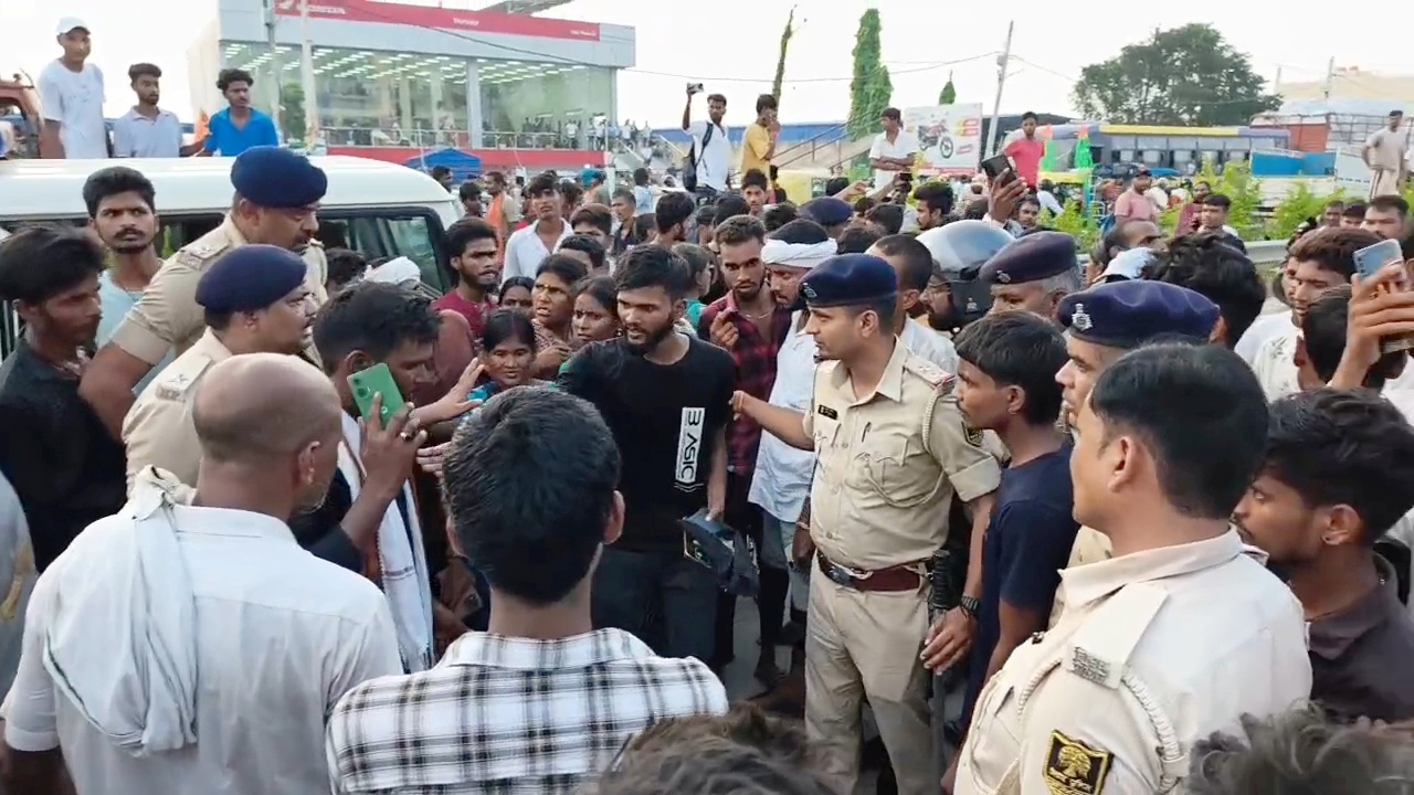 नालंदा में प्रसूता की मौत पर फूटा गुस्सा: परिजनों ने NH-20 पर की आगजनी, डॉक्टर पर लापरवाही और बंधक बनाने का आरोप 3