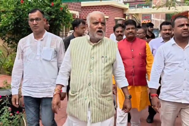 रक्षाबंधन पर पर्यावरण संरक्षण का संदेश: मंत्री श्रवण कुमार और बीजेपी नेता ने पेड़ों को रक्षासूत्र बांधकर लिया सुरक्षा का संकल्प 7