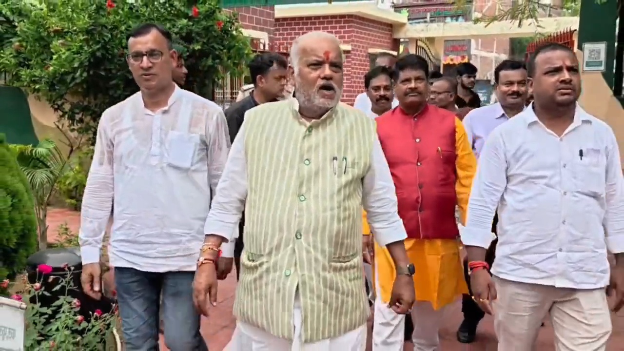 रक्षाबंधन पर पर्यावरण संरक्षण का संदेश: मंत्री श्रवण कुमार और बीजेपी नेता ने पेड़ों को रक्षासूत्र बांधकर लिया सुरक्षा का संकल्प 9
