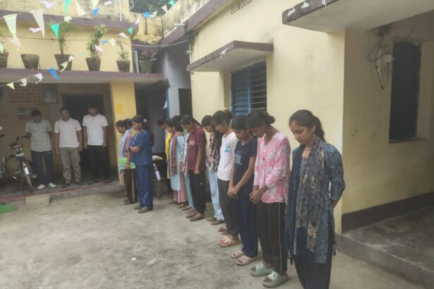 शहीद भगत सिंह पुस्तकालय के छात्र छात्राओं ने बीएसएफ जवान की शहादत और नेपाल बाढ़ त्रासदी में जान गंवाने वालों के प्रति रखा मौन धारण 3