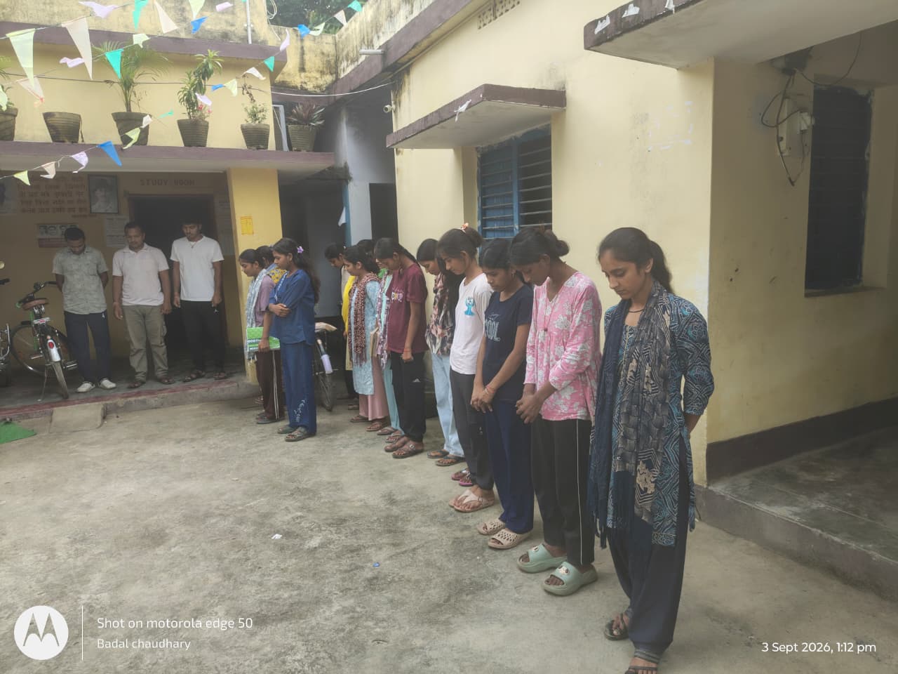 शहीद भगत सिंह पुस्तकालय के छात्र छात्राओं ने बीएसएफ जवान की शहादत और नेपाल बाढ़ त्रासदी में जान गंवाने वालों के प्रति रखा मौन धारण 9