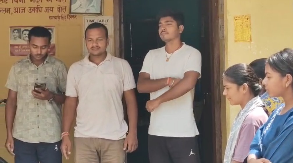 शहीद भगत सिंह पुस्तकालय के छात्र छात्राओं ने बीएसएफ जवान की शहादत और नेपाल बाढ़ त्रासदी में जान गंवाने वालों के प्रति रखा मौन धारण 2