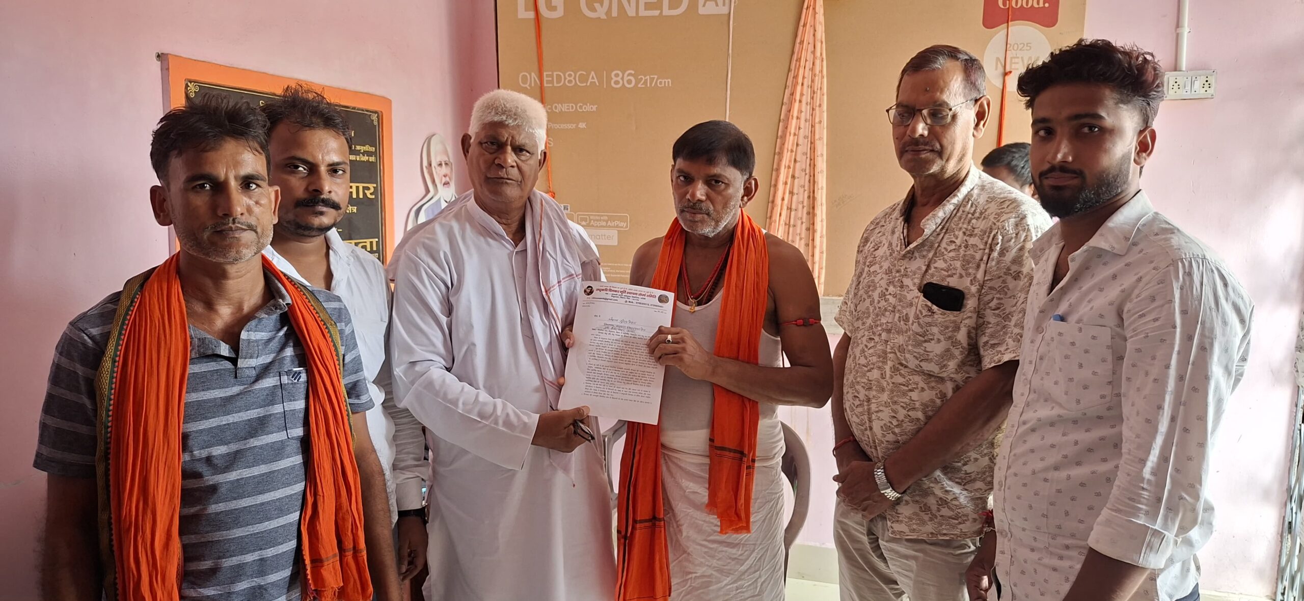 दिनकर की मूर्ति स्थापना की मांग को लेकर पूर्व मंत्री विधायक एवं विधान पार्षद से मिले प्रतिनिधि मंडल  4