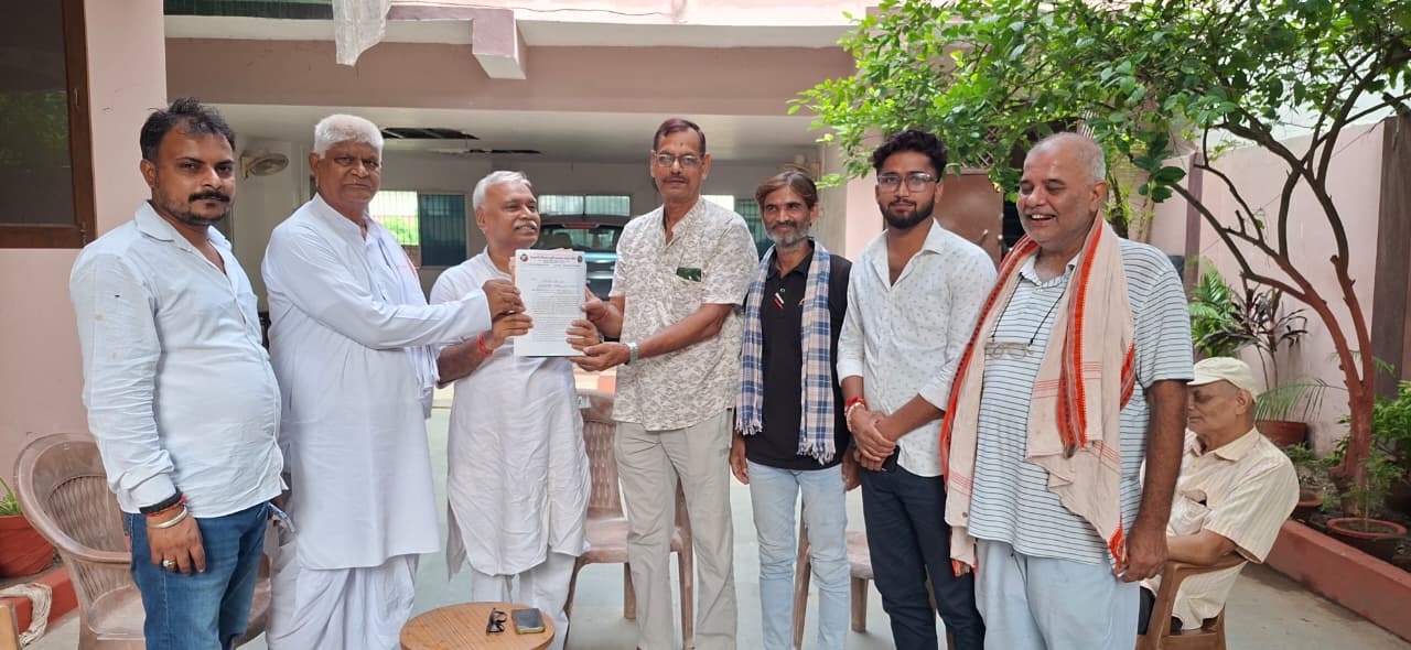 दिनकर की मूर्ति स्थापना की मांग को लेकर पूर्व मंत्री विधायक एवं विधान पार्षद से मिले प्रतिनिधि मंडल  3