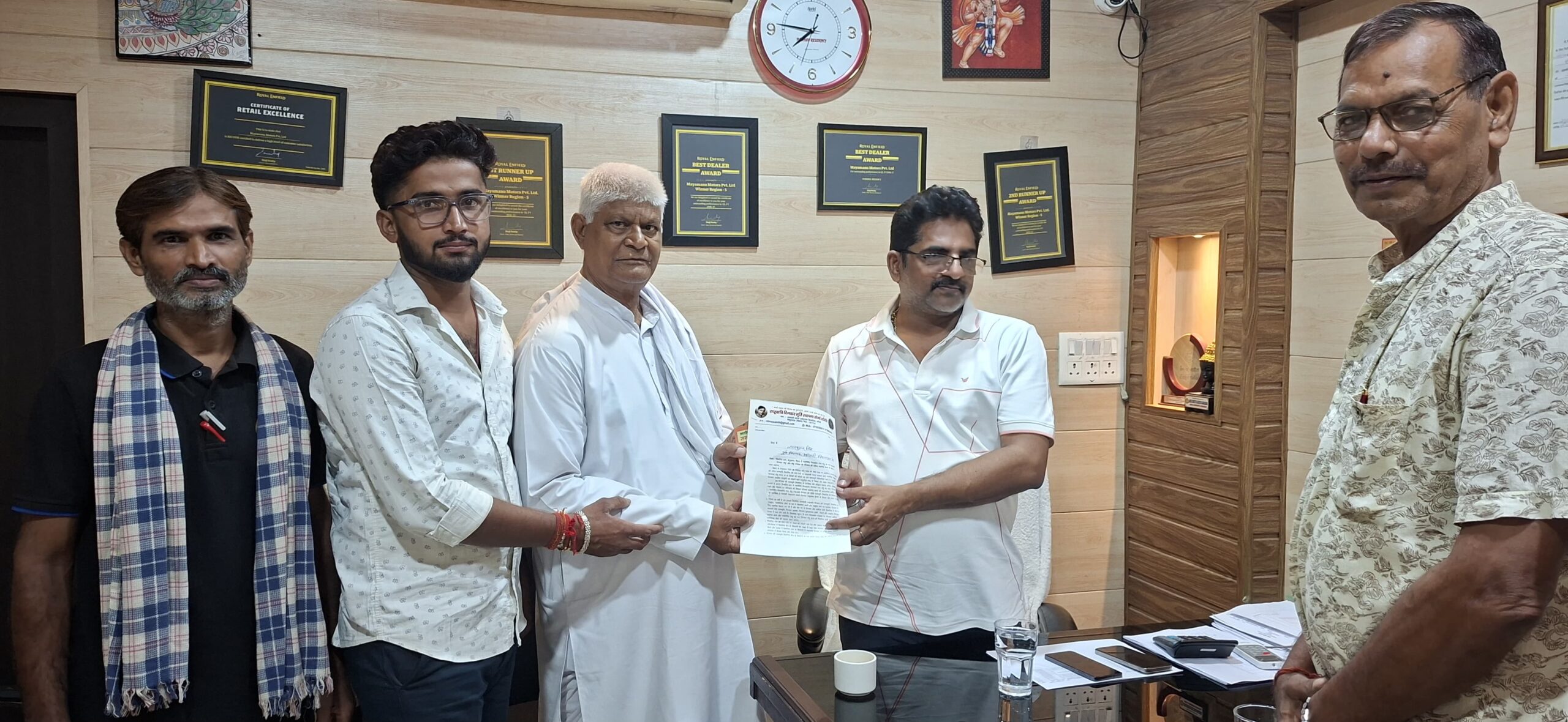 दिनकर की मूर्ति स्थापना की मांग को लेकर पूर्व मंत्री विधायक एवं विधान पार्षद से मिले प्रतिनिधि मंडल  2