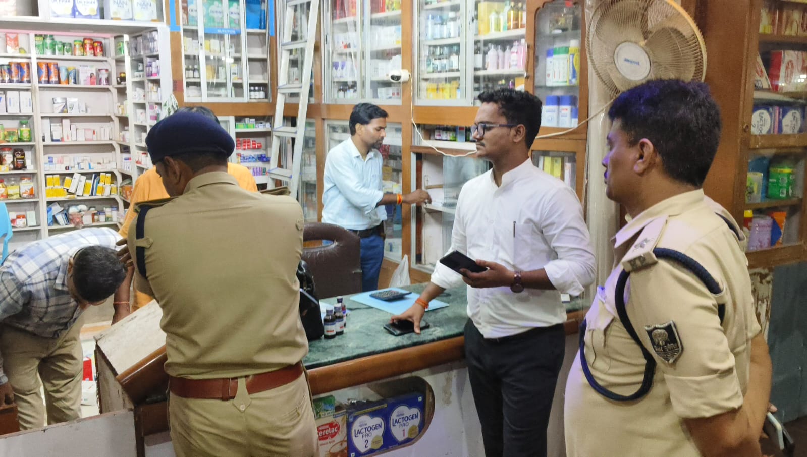 तेघड़ा और बरौनी में दवा दुकानों पर प्रशासनिक छापा: प्रतिबंधित व नशीली दवाओं की बिक्री को लेकर SDM ने की सघन जांच 2