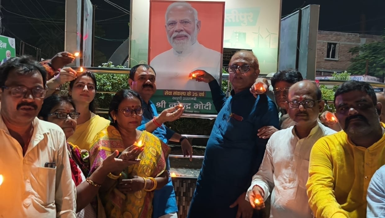आशीर्वाद का दीया’ प्रज्ज्वलित कर सेवा संकल्प अभियान का शुभारंभ, प्रधानमंत्री मोदी के स्वस्थ एवं दीर्घायु जीवन की कामना जन्मदिन पर समस्तीपुर में भाजपाइयों ने किया 2