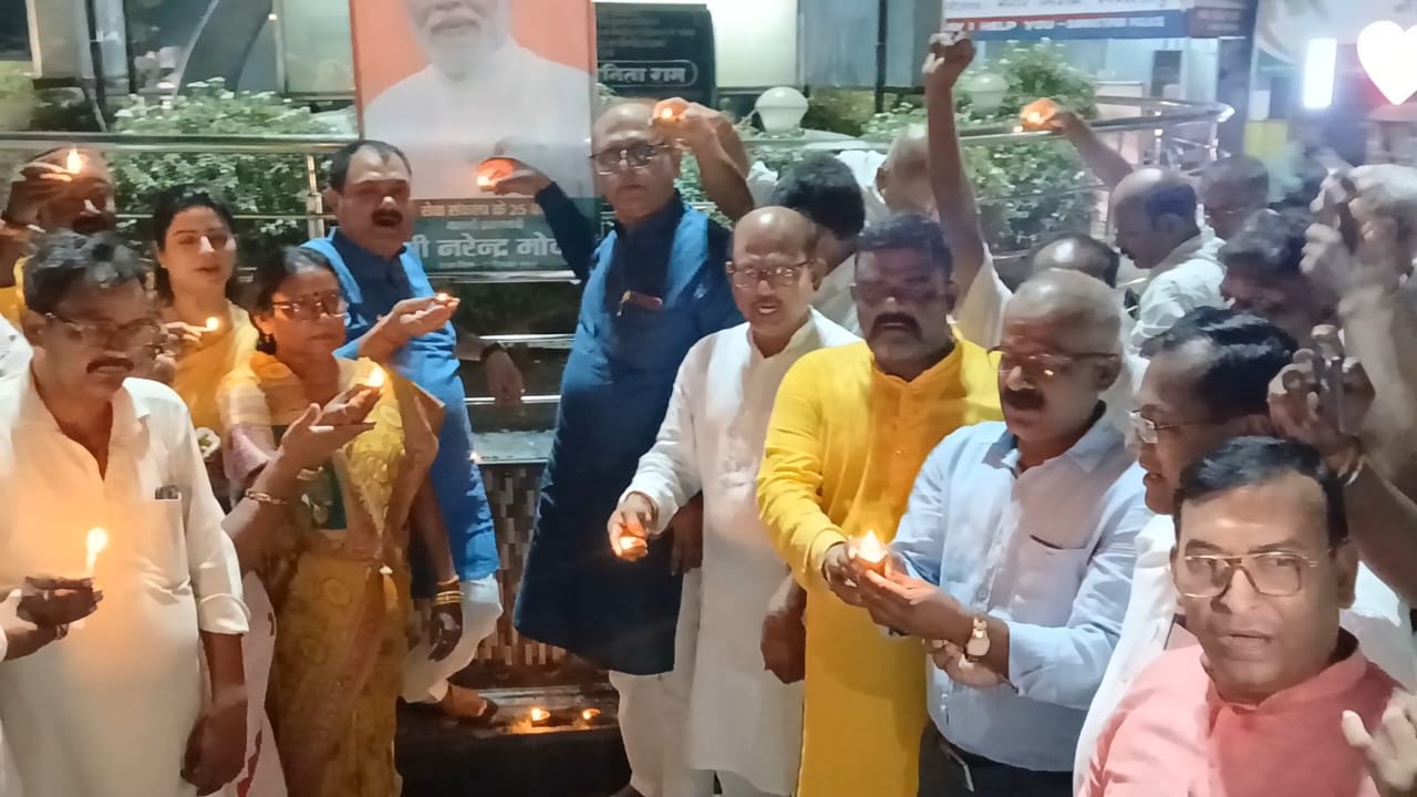 आशीर्वाद का दीया’ प्रज्ज्वलित कर सेवा संकल्प अभियान का शुभारंभ, प्रधानमंत्री मोदी के स्वस्थ एवं दीर्घायु जीवन की कामना जन्मदिन पर समस्तीपुर में भाजपाइयों ने किया 5