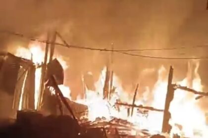 समस्तीपुर में देर रात भीषण अग्निकांड: कुलदीप मार्केट की आधा दर्जन से अधिक दुकानें जलकर राख, मची अफरा-तफरी 25