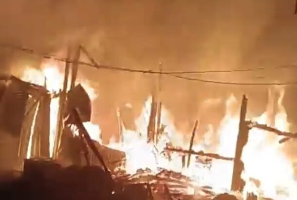 समस्तीपुर में देर रात भीषण अग्निकांड: कुलदीप मार्केट की आधा दर्जन से अधिक दुकानें जलकर राख, मची अफरा-तफरी 1