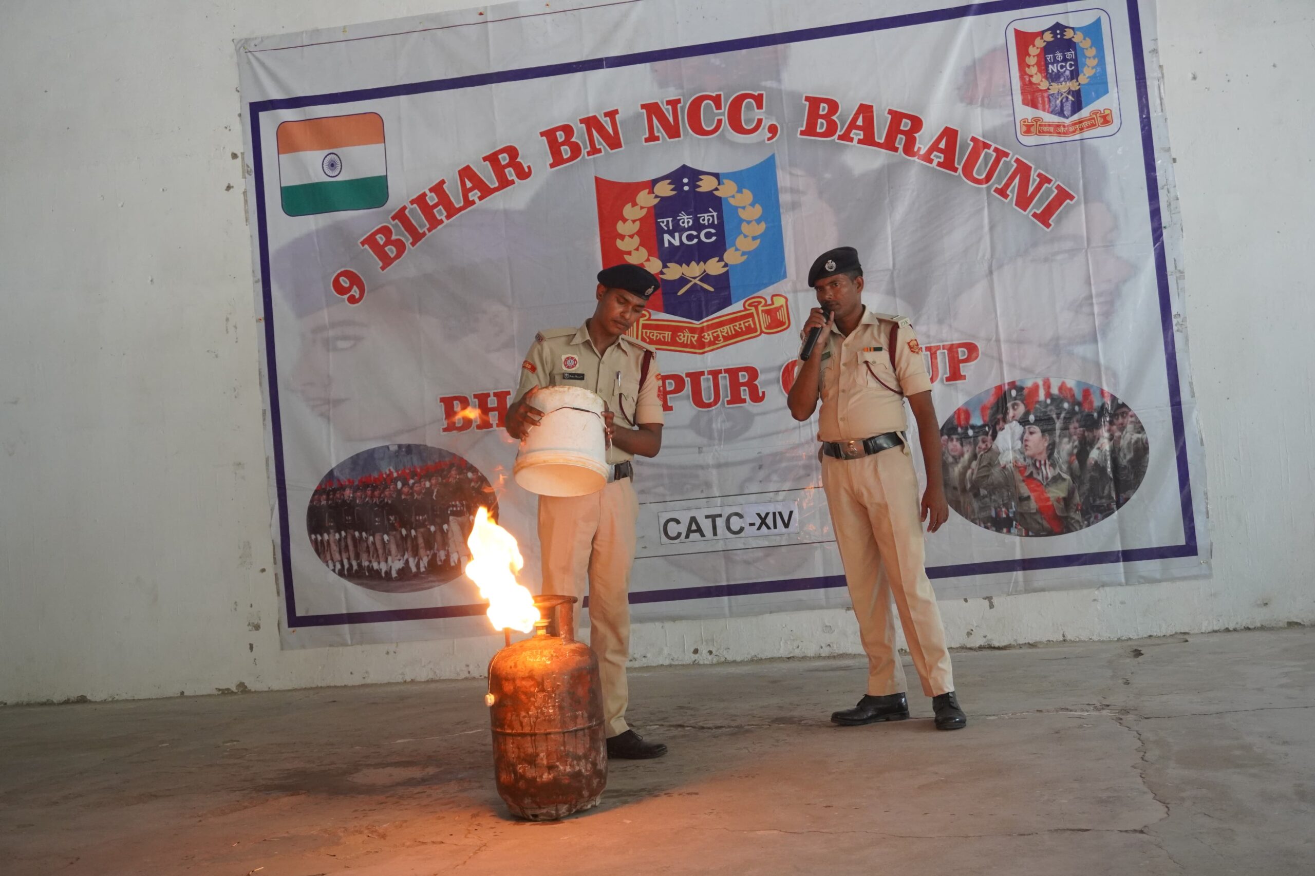 एनसीसी कैडेट्स को मिले अग्नि सुरक्षा के गुर: 9 बिहार बटालियन बरौनी में अग्निशमन विभाग ने दिया प्रशिक्षण 2