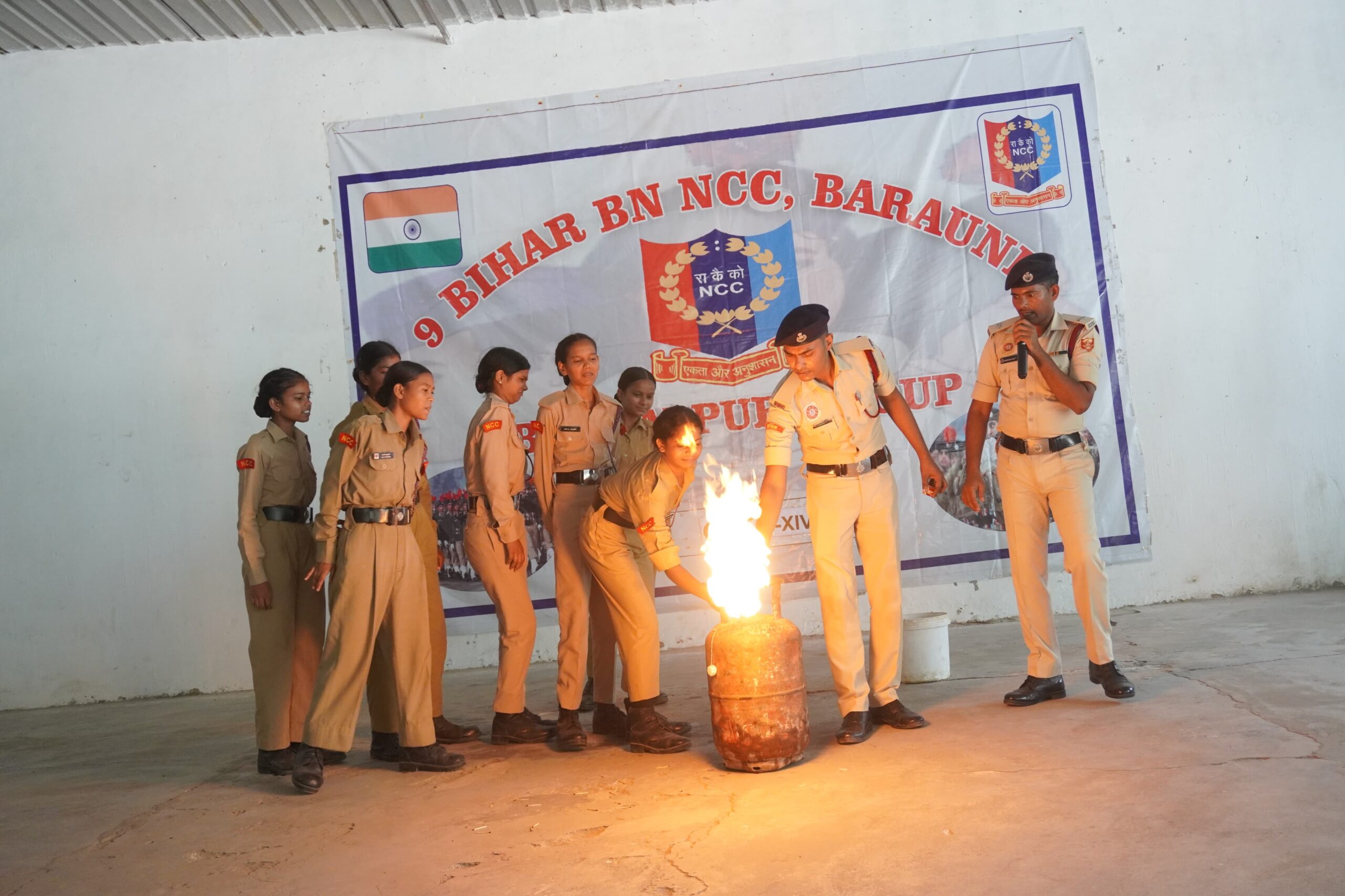 एनसीसी कैडेट्स को मिले अग्नि सुरक्षा के गुर: 9 बिहार बटालियन बरौनी में अग्निशमन विभाग ने दिया प्रशिक्षण 6
