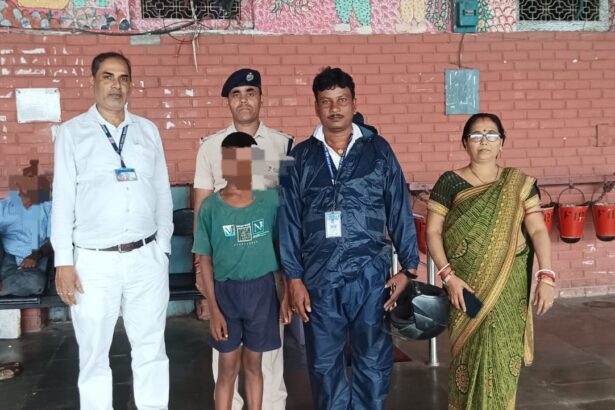 समस्तीपुर जंक्शन पर ट्रेन से भटके नाबालिग को RPF व चाइल्ड लाइन ने सुरक्षित बचाया 3