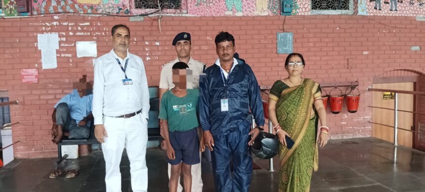 समस्तीपुर जंक्शन पर ट्रेन से भटके नाबालिग को RPF व चाइल्ड लाइन ने सुरक्षित बचाया 1