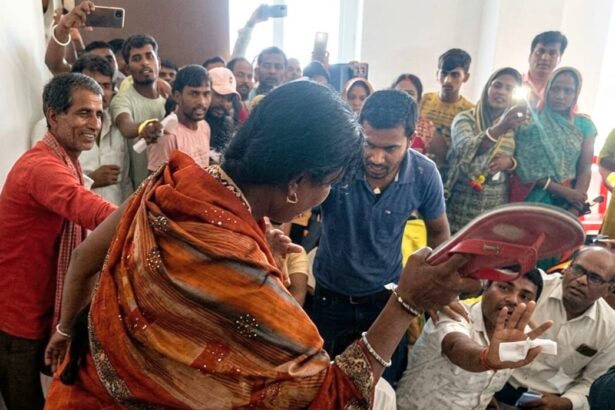 समस्तीपुर: आवास योजना के नाम पर घूस मांगने का आरोप, आम सभा में आवास सहायक पर चप्पल से हमला, पुलिस ने हिरासत में लिया 1