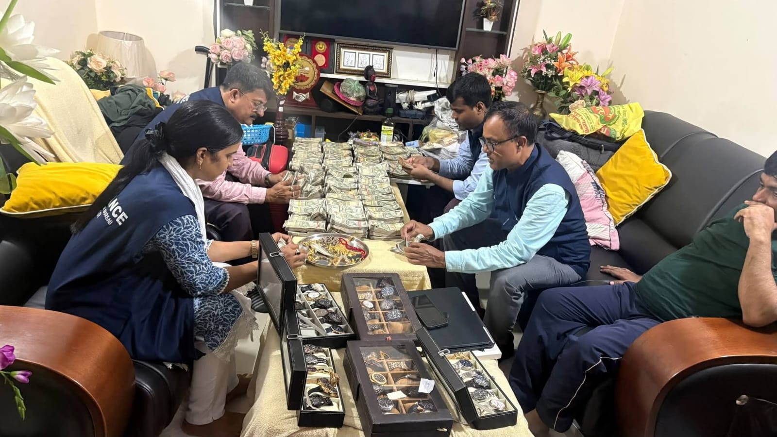ADM पति और सब-रजिस्ट्रार पत्नी,आय से अधिक संपत्ति मामले में पटना ADM के घर विजिलेंस की रेड, बिस्तरों से निकला नोटों का ढेर,और भारी मात्रा में सोना बरामद 2