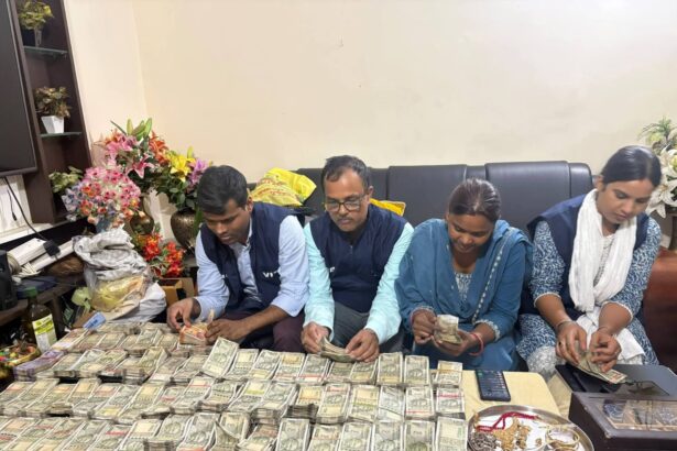 ADM पति और सब-रजिस्ट्रार पत्नी,आय से अधिक संपत्ति मामले में पटना ADM के घर विजिलेंस की रेड, बिस्तरों से निकला नोटों का ढेर,और भारी मात्रा में सोना बरामद 3