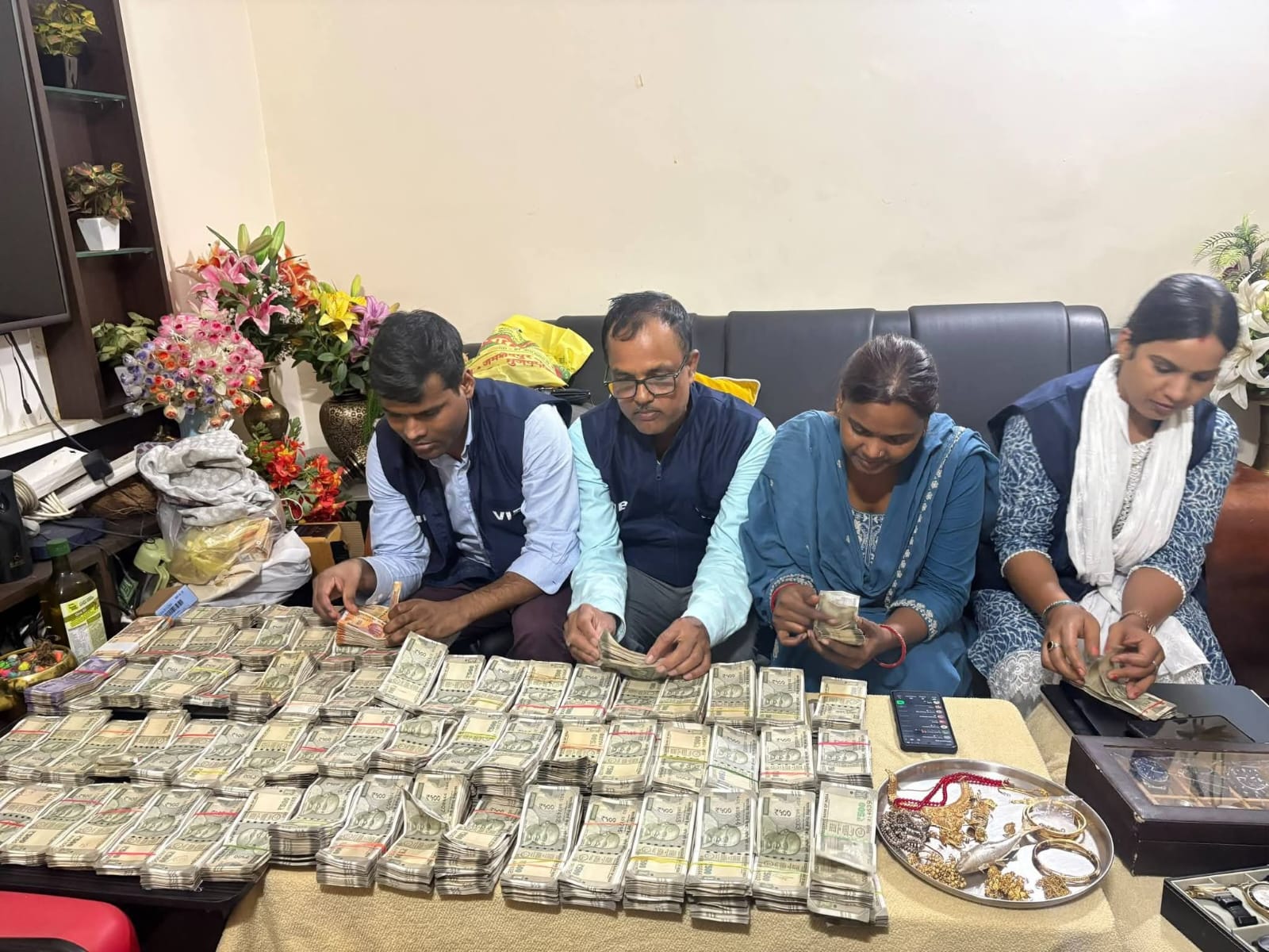 ADM पति और सब-रजिस्ट्रार पत्नी,आय से अधिक संपत्ति मामले में पटना ADM के घर विजिलेंस की रेड, बिस्तरों से निकला नोटों का ढेर,और भारी मात्रा में सोना बरामद 5
