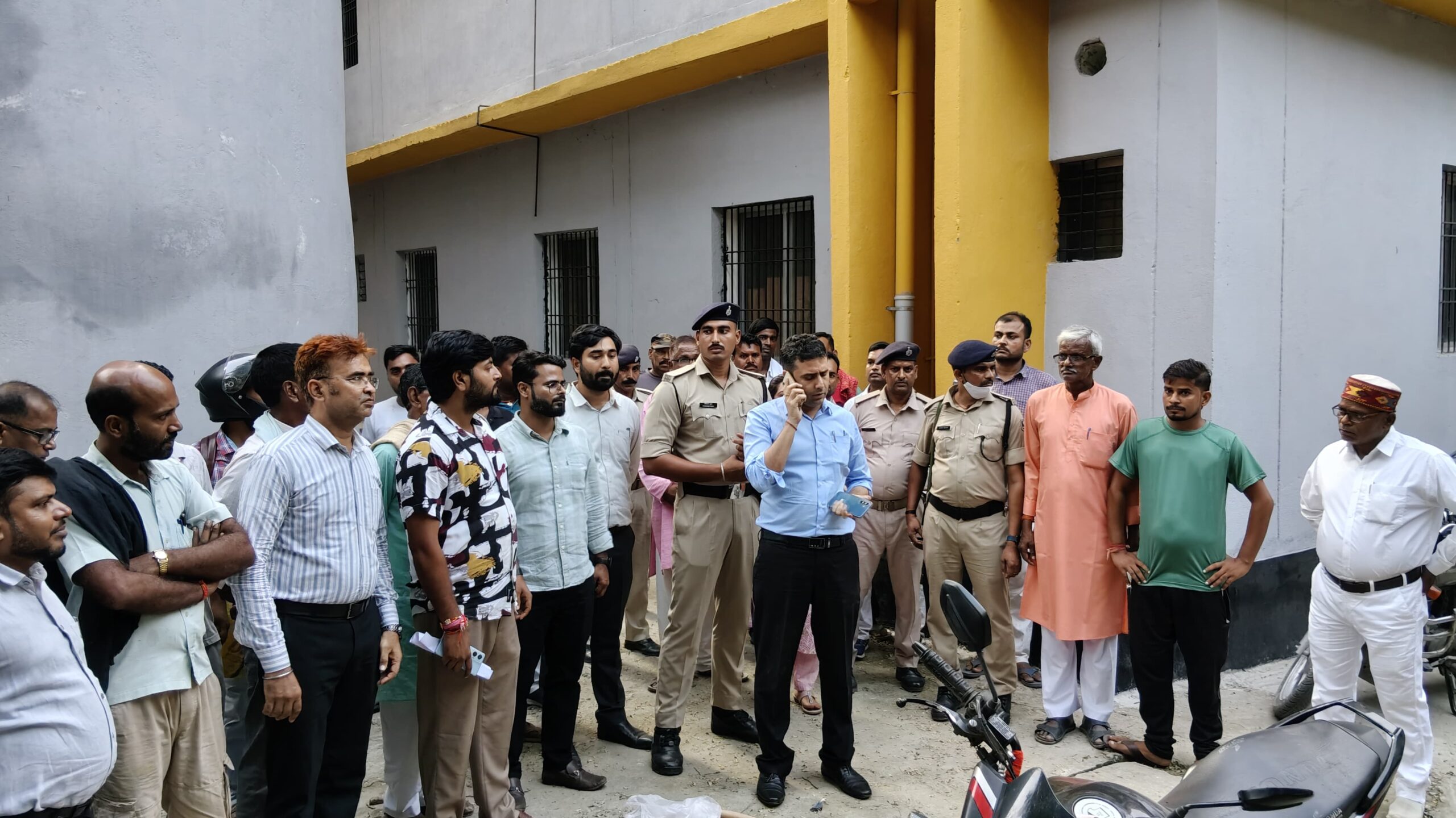 भगवानपुर: बनवारीपुर के सरस्वती विद्या निकेतन आदर्श विद्यालय में शिक्षक-अभिभावक संगोष्ठी आयोजित, डीएम ने किया दीप प्रज्ज्वलित कर शुभारंभ 4
