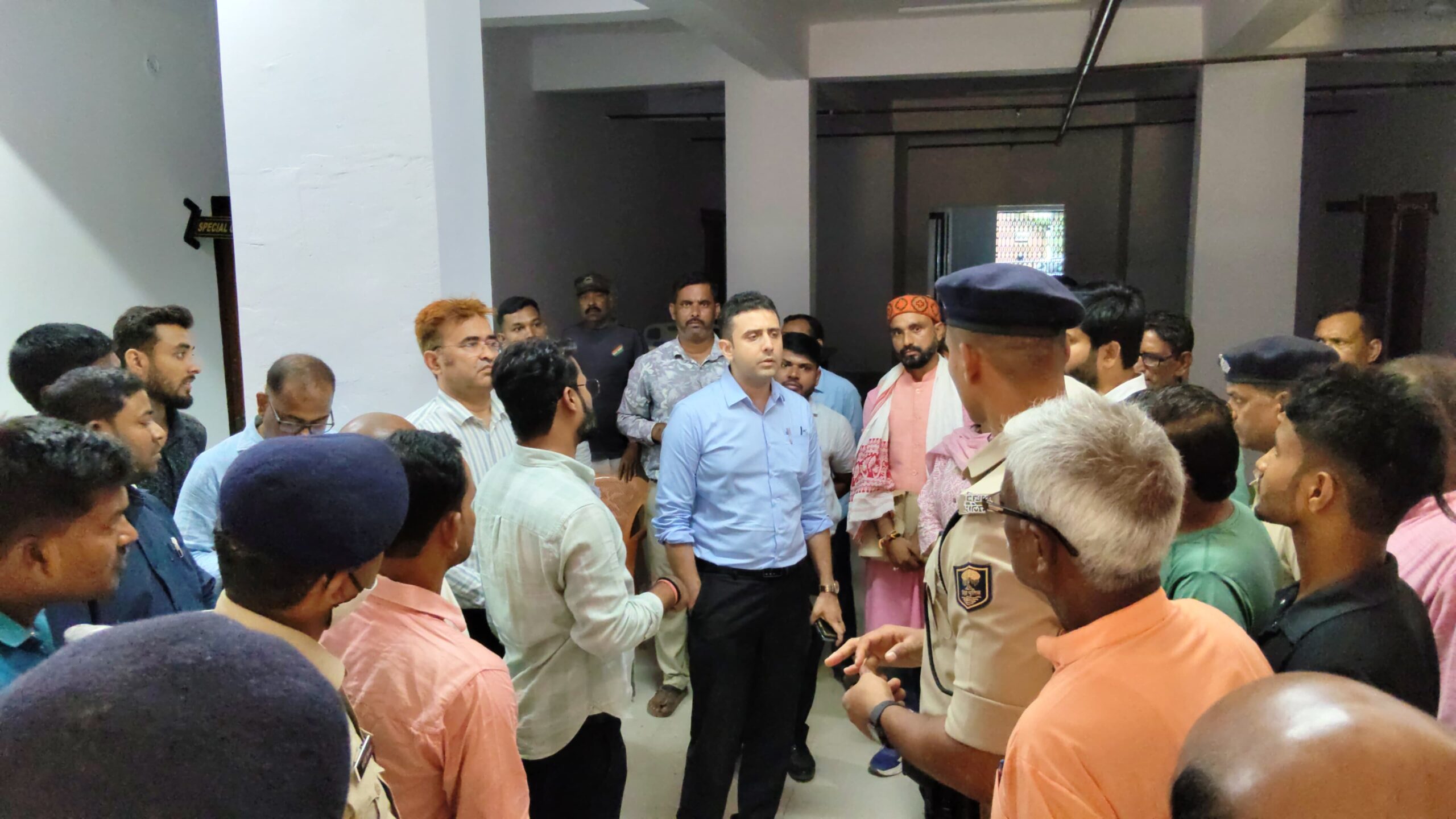 भगवानपुर: बनवारीपुर के सरस्वती विद्या निकेतन आदर्श विद्यालय में शिक्षक-अभिभावक संगोष्ठी आयोजित, डीएम ने किया दीप प्रज्ज्वलित कर शुभारंभ 3