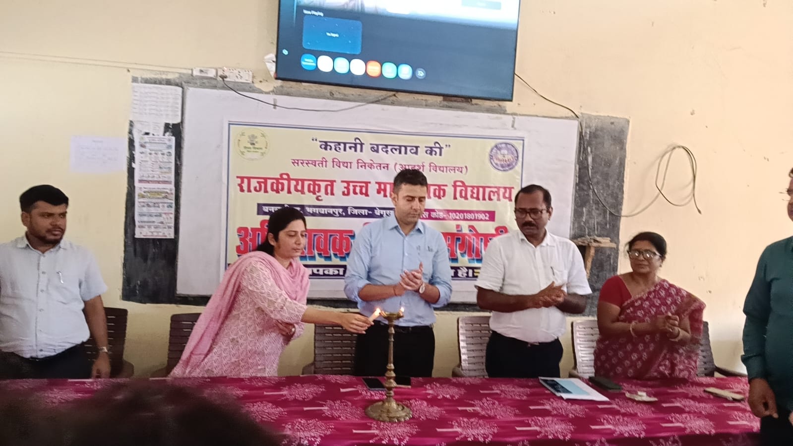 भगवानपुर: बनवारीपुर के सरस्वती विद्या निकेतन आदर्श विद्यालय में शिक्षक-अभिभावक संगोष्ठी आयोजित, डीएम ने किया दीप प्रज्ज्वलित कर शुभारंभ 3