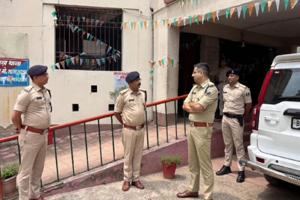 नालंदा: पुलिस अधीक्षक हृदयकांत आधी रात को निकले औचक निरीक्षण पर,रहूई, लहेरी सरमेरा थाना का किया औचक निरीक्षण, कार्य शैली गश्ती को गुणवत्तापूर्ण बनाने के दिए निर्देश 1