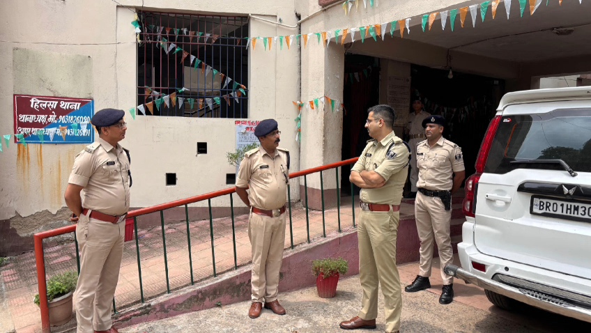 नालंदा: पुलिस अधीक्षक हृदयकांत आधी रात को निकले औचक निरीक्षण पर,रहूई, लहेरी सरमेरा थाना का किया औचक निरीक्षण, कार्य शैली गश्ती को गुणवत्तापूर्ण बनाने के दिए निर्देश 1