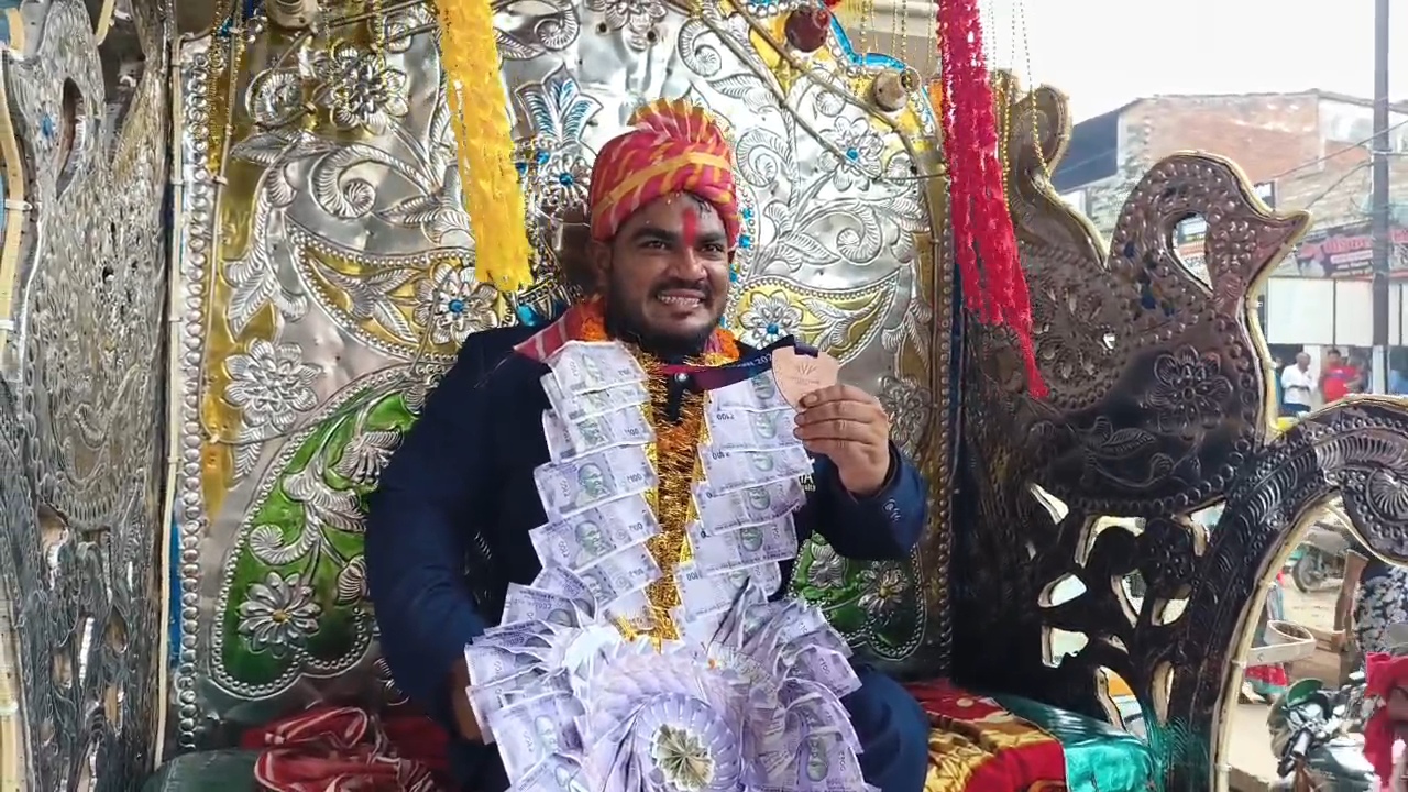 नालंदा: कॉमनवेल्थ में ब्रॉन्ज जीतकर पैतृक गांव हरनौत पहुंचे पैरा खिलाड़ी झंडू कुमार, रथ पर बैठाकर निकाला गया भव्य जुलूस 3