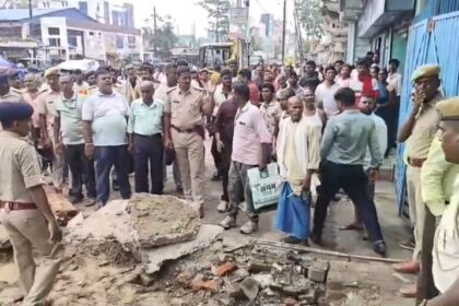 नालंदा: विशेष अभियान के तहत बिहार शरीफ के नगरनिगम क्षेत्र में गरजा बाबा का बुलडोजर, नगर निगम ने हटाया अतिक्रमण, कई दुकानदारों का काटा गया चालान, कार्रवाई से दुकानदार दिखे नाराज 17