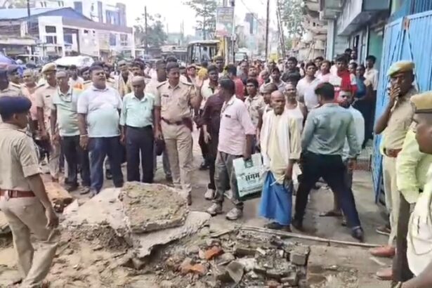 नालंदा: विशेष अभियान के तहत बिहार शरीफ के नगरनिगम क्षेत्र में गरजा बाबा का बुलडोजर, नगर निगम ने हटाया अतिक्रमण, कई दुकानदारों का काटा गया चालान, कार्रवाई से दुकानदार दिखे नाराज 1