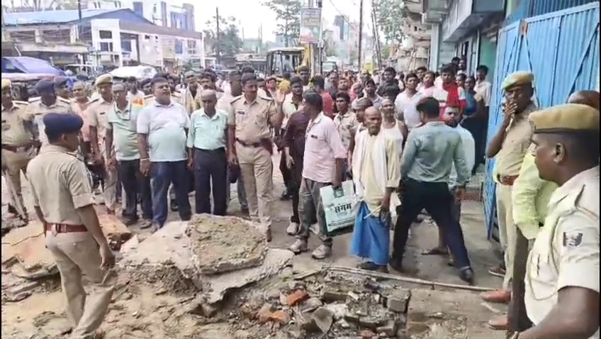 नालंदा: विशेष अभियान के तहत बिहार शरीफ के नगरनिगम क्षेत्र में गरजा बाबा का बुलडोजर, नगर निगम ने हटाया अतिक्रमण, कई दुकानदारों का काटा गया चालान, कार्रवाई से दुकानदार दिखे नाराज। 4