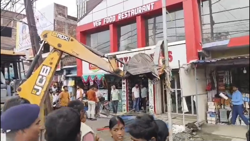 नालंदा: विशेष अभियान के तहत बिहार शरीफ के नगरनिगम क्षेत्र में गरजा बाबा का बुलडोजर, नगर निगम ने हटाया अतिक्रमण, कई दुकानदारों का काटा गया चालान, कार्रवाई से दुकानदार दिखे नाराज 2