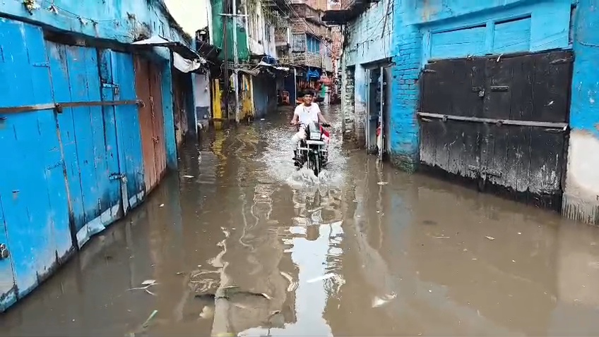 नालंदा: मंत्री श्रवण कुमार के गृह क्षेत्र में खुली विकास की पोल, चंद घंटों की बारिश में डूबा संगतपर बाजार 1