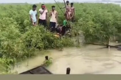 बेगूसराय में गंगा की तेज धार में समाई नाव: बाल-बाल बचे सवार, बाइक और साइकिलें बहीं; बड़ा हादसा टला 20