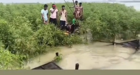 बेगूसराय में गंगा की तेज धार में समाई नाव: बाल-बाल बचे सवार, बाइक और साइकिलें बहीं; बड़ा हादसा टला 3