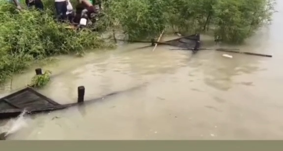 बेगूसराय में गंगा की तेज धार में समाई नाव: बाल-बाल बचे सवार, बाइक और साइकिलें बहीं; बड़ा हादसा टला 2